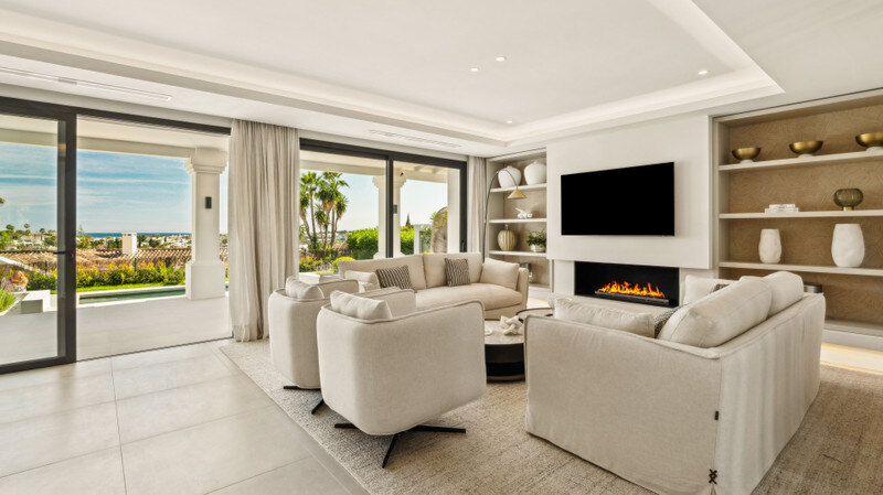 FOR SALE 🏡 Furnished Five-Bedroom Villa with Sea Views over Three Levels – Nueva Andalucía, Marbella 🇪🇸