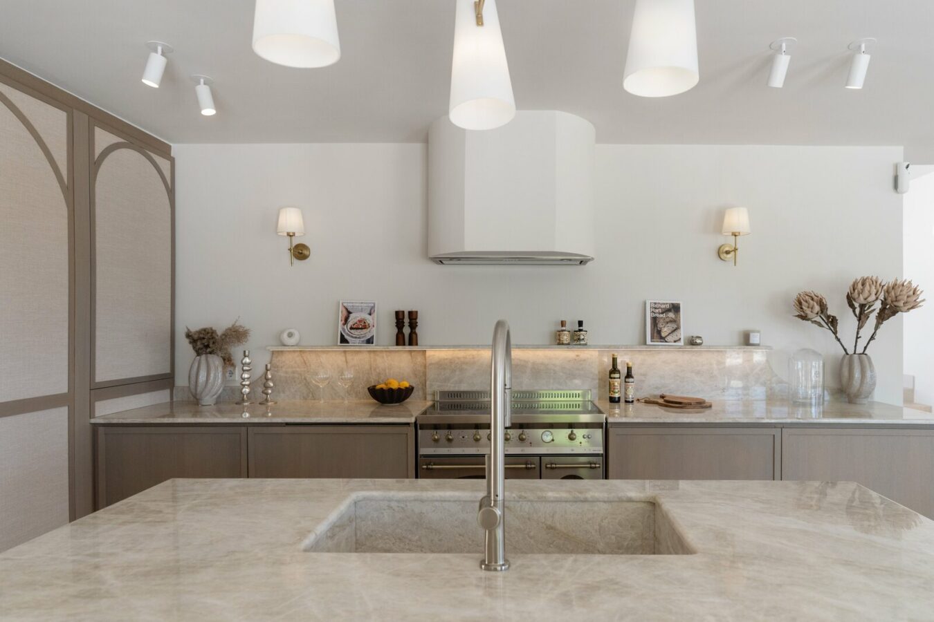 FOR SALE 🏡 Renovated Four-Bedroom Villa on a Double Plot with Sunset Views – Nueva Andalucía, Marbella 🇪🇸