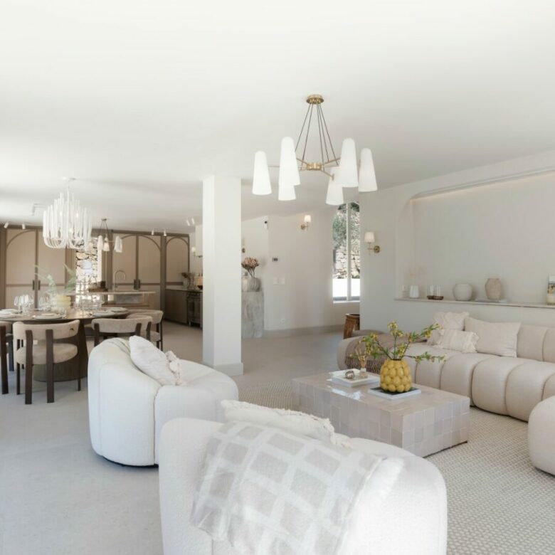 FOR SALE 🏡 Renovated Four-Bedroom Villa on a Double Plot with Sunset Views – Nueva Andalucía, Marbella 🇪🇸