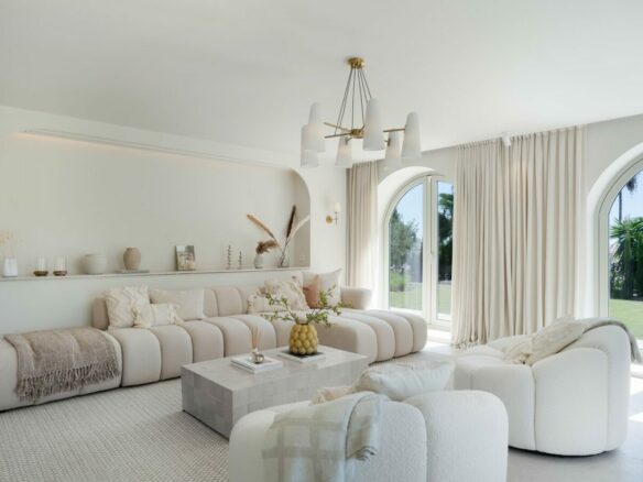 FOR SALE 🏡 Renovated Four-Bedroom Villa on a Double Plot with Sunset Views – Nueva Andalucía, Marbella 🇪🇸