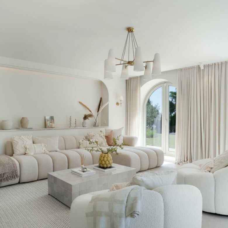 FOR SALE 🏡 Renovated Four-Bedroom Villa on a Double Plot with Sunset Views – Nueva Andalucía, Marbella 🇪🇸