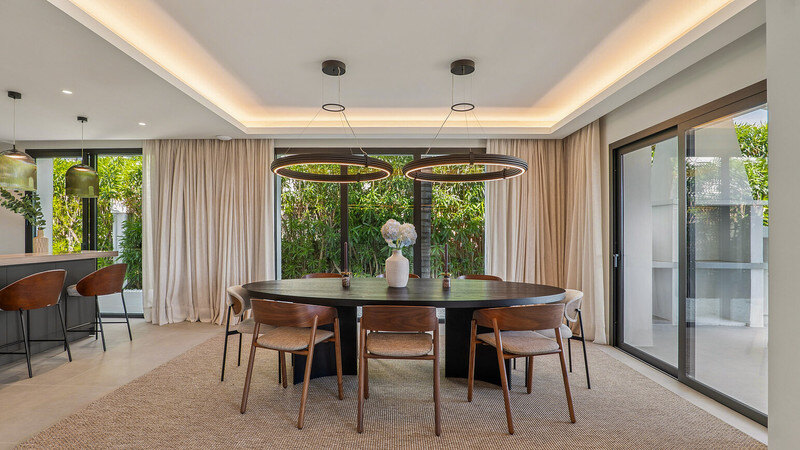 FOR SALE 🏡 Furnished Five-Bedroom Villa with Sea Views over Three Levels – Nueva Andalucía, Marbella 🇪🇸