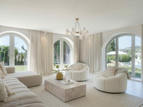 FOR SALE 🏡 Renovated Four-Bedroom Villa on a Double Plot with Sunset Views – Nueva Andalucía, Marbella 🇪🇸