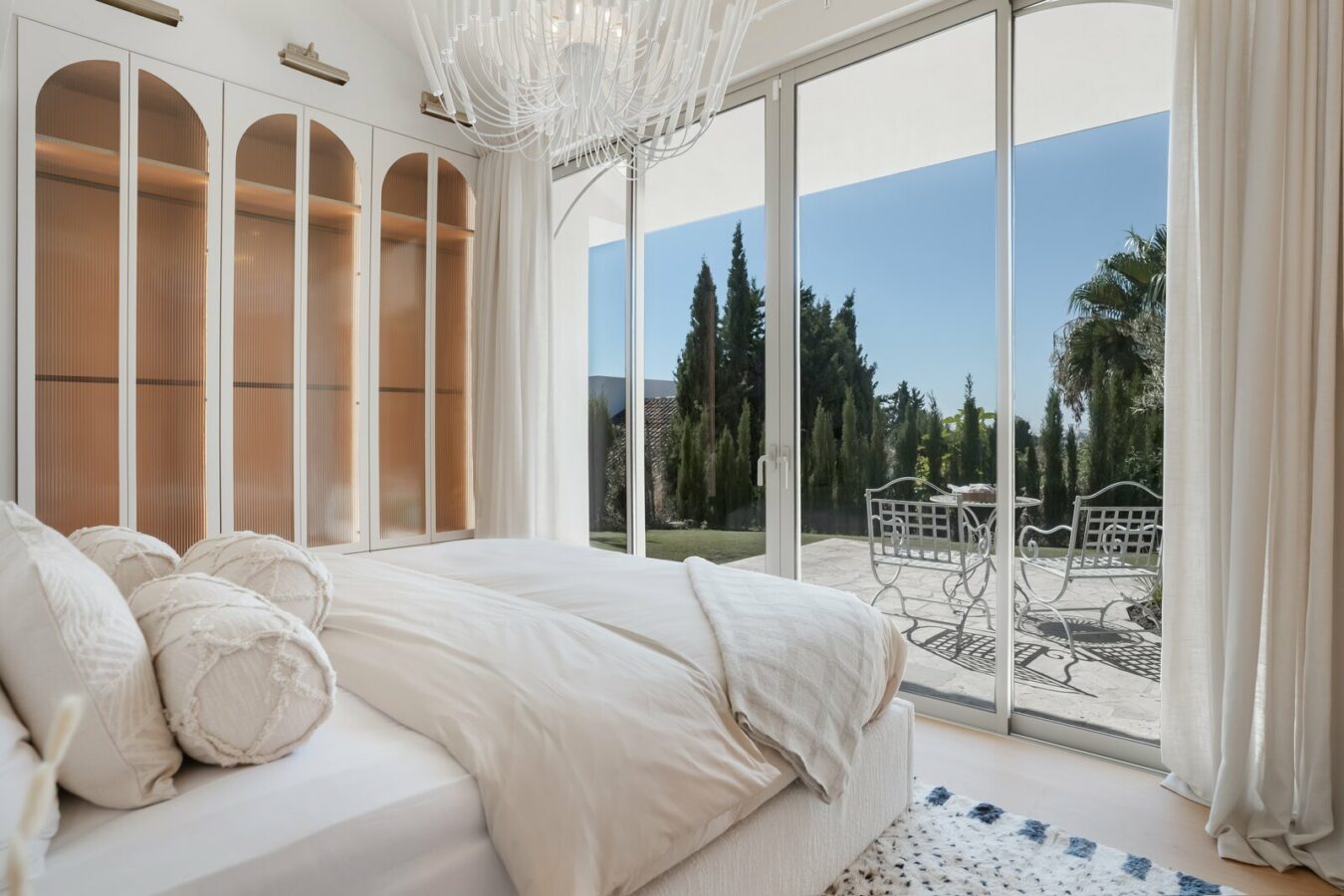 FOR SALE 🏡 Renovated Four-Bedroom Villa on a Double Plot with Sunset Views – Nueva Andalucía, Marbella 🇪🇸