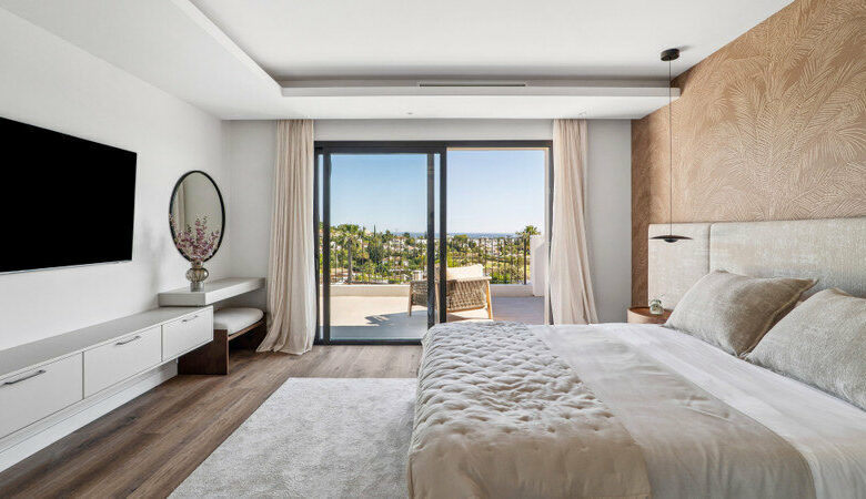 FOR SALE 🏡 Furnished Five-Bedroom Villa with Sea Views over Three Levels – Nueva Andalucía, Marbella 🇪🇸