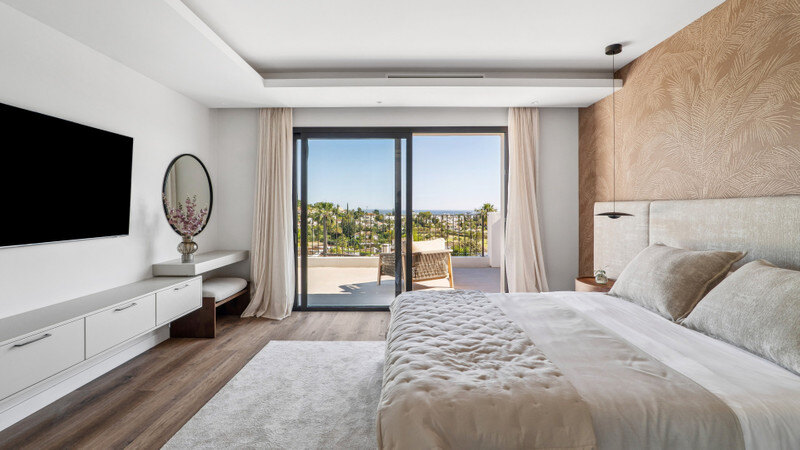 FOR SALE 🏡 Furnished Five-Bedroom Villa with Sea Views over Three Levels – Nueva Andalucía, Marbella 🇪🇸