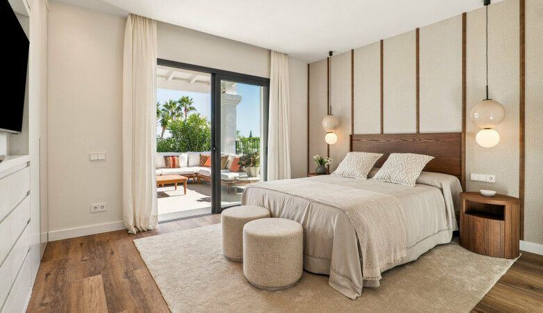 FOR SALE 🏡 Furnished Five-Bedroom Villa with Sea Views over Three Levels – Nueva Andalucía, Marbella 🇪🇸