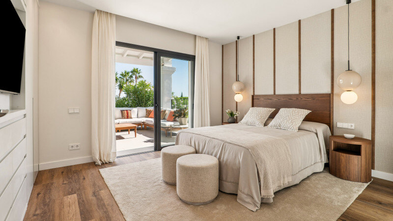 FOR SALE 🏡 Furnished Five-Bedroom Villa with Sea Views over Three Levels – Nueva Andalucía, Marbella 🇪🇸
