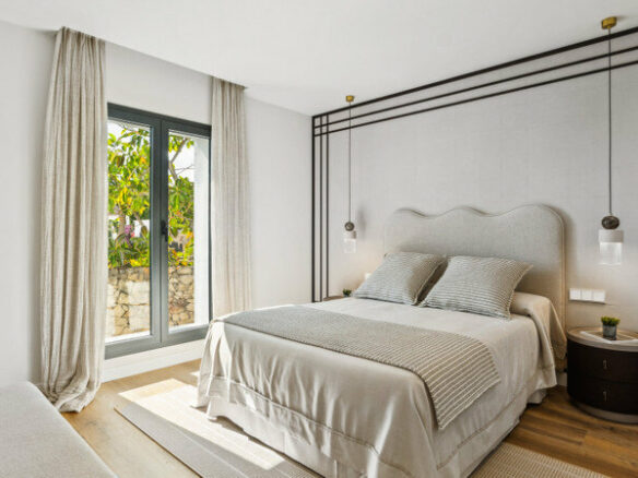 FOR SALE 🏡 Furnished Five-Bedroom Villa with Sea Views over Three Levels – Nueva Andalucía, Marbella 🇪🇸