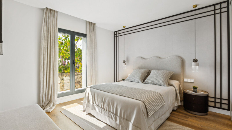 FOR SALE 🏡 Furnished Five-Bedroom Villa with Sea Views over Three Levels – Nueva Andalucía, Marbella 🇪🇸