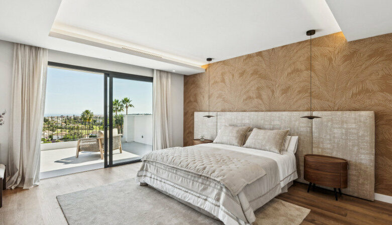 FOR SALE 🏡 Furnished Five-Bedroom Villa with Sea Views over Three Levels – Nueva Andalucía, Marbella 🇪🇸