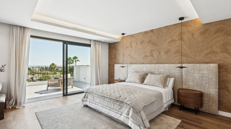 FOR SALE 🏡 Furnished Five-Bedroom Villa with Sea Views over Three Levels – Nueva Andalucía, Marbella 🇪🇸
