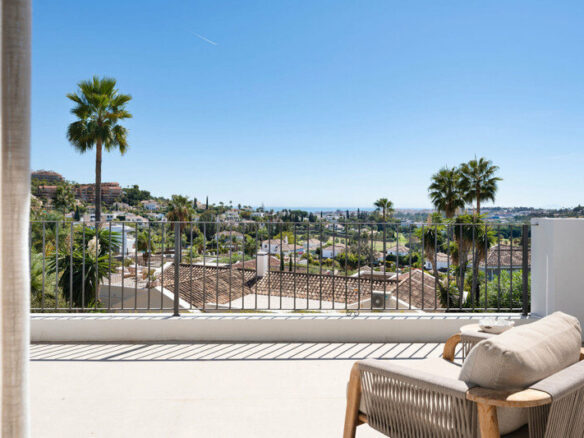 FOR SALE 🏡 Furnished Five-Bedroom Villa with Sea Views over Three Levels – Nueva Andalucía, Marbella 🇪🇸