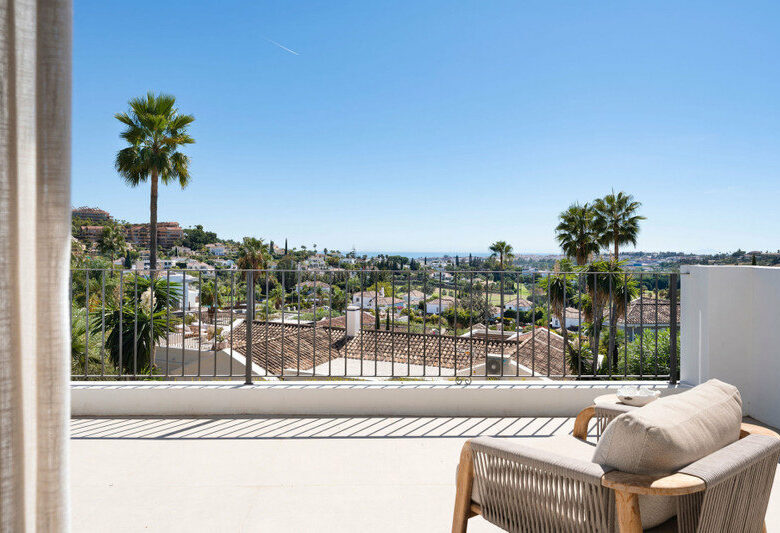 FOR SALE 🏡 Furnished Five-Bedroom Villa with Sea Views over Three Levels – Nueva Andalucía, Marbella 🇪🇸