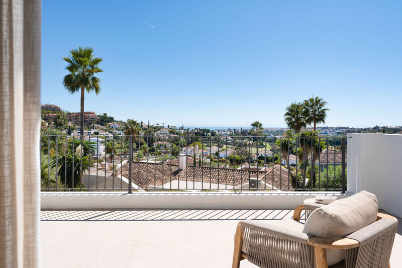 FOR SALE 🏡 Furnished Five-Bedroom Villa with Sea Views over Three Levels – Nueva Andalucía, Marbella 🇪🇸