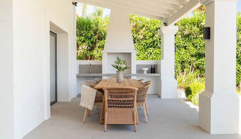 FOR SALE 🏡 Furnished Five-Bedroom Villa with Sea Views over Three Levels – Nueva Andalucía, Marbella 🇪🇸