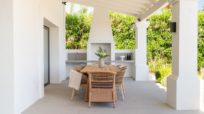 FOR SALE 🏡 Furnished Five-Bedroom Villa with Sea Views over Three Levels – Nueva Andalucía, Marbella 🇪🇸