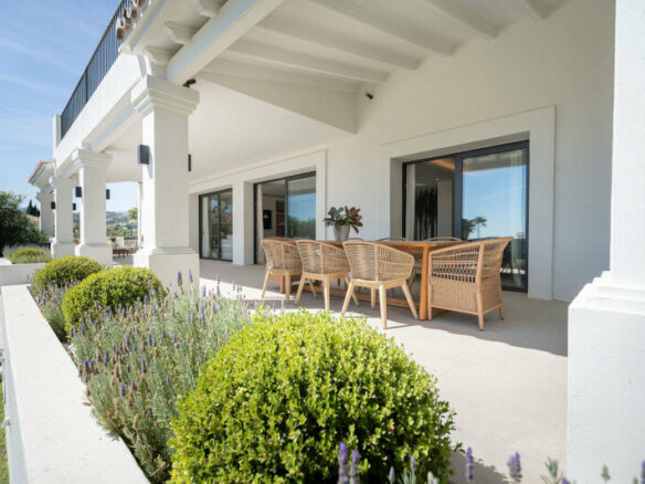 FOR SALE 🏡 Furnished Five-Bedroom Villa with Sea Views over Three Levels – Nueva Andalucía, Marbella 🇪🇸