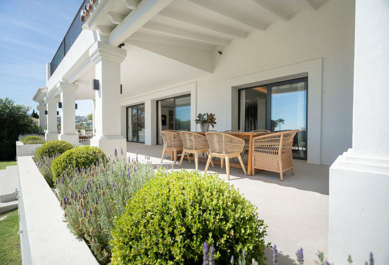 FOR SALE 🏡 Furnished Five-Bedroom Villa with Sea Views over Three Levels – Nueva Andalucía, Marbella 🇪🇸