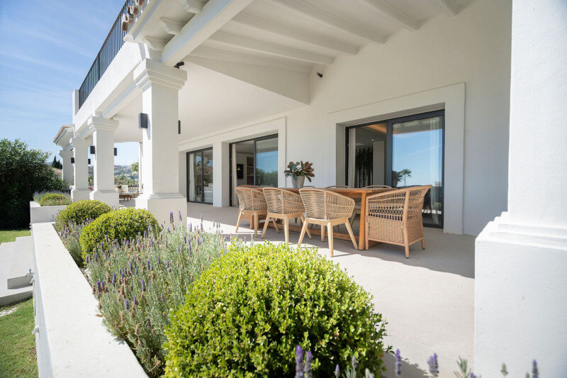 FOR SALE 🏡 Furnished Five-Bedroom Villa with Sea Views over Three Levels – Nueva Andalucía, Marbella 🇪🇸