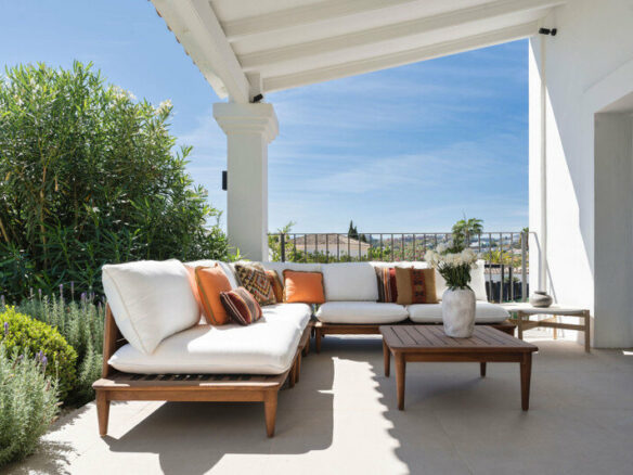 FOR SALE 🏡 Furnished Five-Bedroom Villa with Sea Views over Three Levels – Nueva Andalucía, Marbella 🇪🇸
