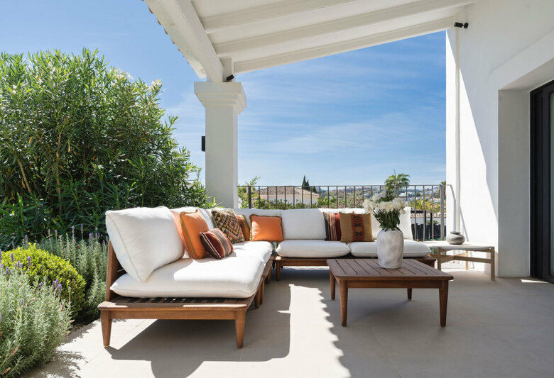 FOR SALE 🏡 Furnished Five-Bedroom Villa with Sea Views over Three Levels – Nueva Andalucía, Marbella 🇪🇸