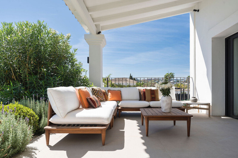 FOR SALE 🏡 Furnished Five-Bedroom Villa with Sea Views over Three Levels – Nueva Andalucía, Marbella 🇪🇸