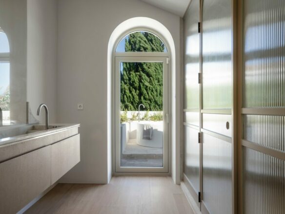 FOR SALE 🏡 Renovated Four-Bedroom Villa on a Double Plot with Sunset Views – Nueva Andalucía, Marbella 🇪🇸