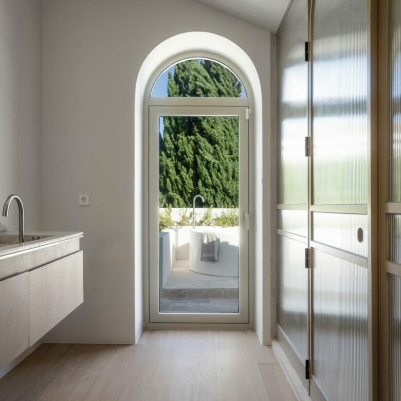 FOR SALE 🏡 Renovated Four-Bedroom Villa on a Double Plot with Sunset Views – Nueva Andalucía, Marbella 🇪🇸