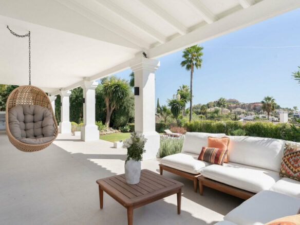 FOR SALE 🏡 Furnished Five-Bedroom Villa with Sea Views over Three Levels – Nueva Andalucía, Marbella 🇪🇸