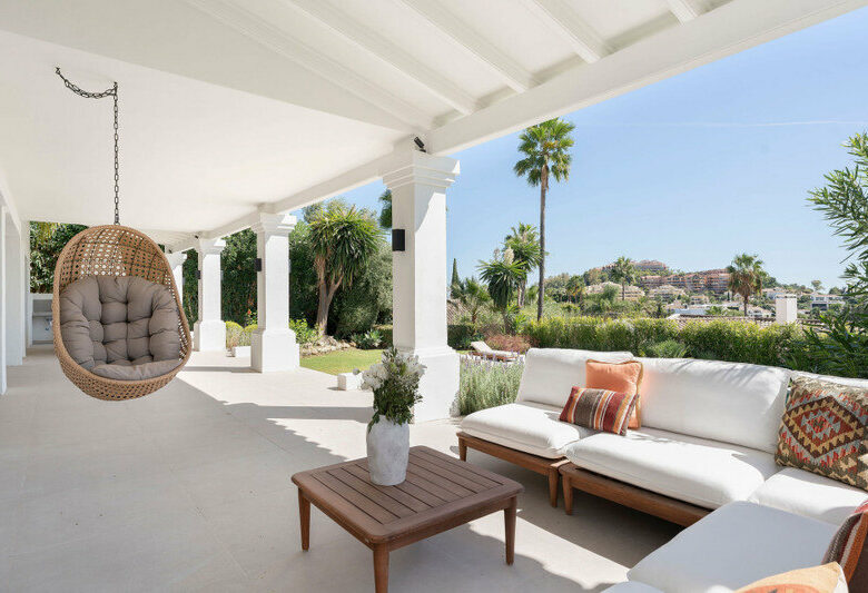 FOR SALE 🏡 Furnished Five-Bedroom Villa with Sea Views over Three Levels – Nueva Andalucía, Marbella 🇪🇸