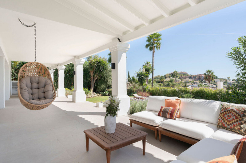 FOR SALE 🏡 Furnished Five-Bedroom Villa with Sea Views over Three Levels – Nueva Andalucía, Marbella 🇪🇸