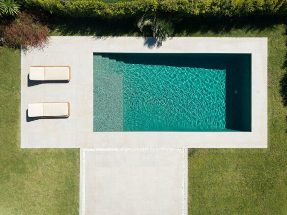 FOR SALE 🏡 Furnished Five-Bedroom Villa with Sea Views over Three Levels – Nueva Andalucía, Marbella 🇪🇸