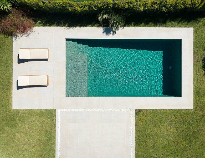 FOR SALE 🏡 Furnished Five-Bedroom Villa with Sea Views over Three Levels – Nueva Andalucía, Marbella 🇪🇸