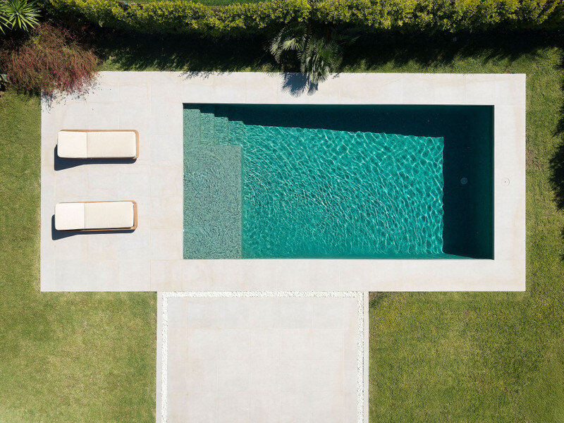 FOR SALE 🏡 Furnished Five-Bedroom Villa with Sea Views over Three Levels – Nueva Andalucía, Marbella 🇪🇸