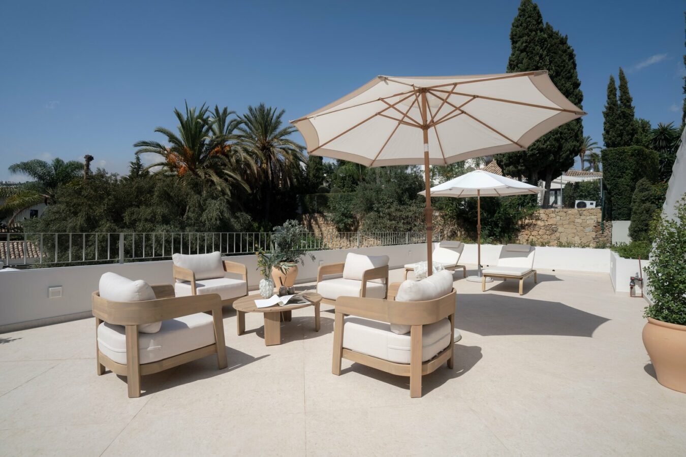 FOR SALE 🏡 Renovated Four-Bedroom Villa on a Double Plot with Sunset Views – Nueva Andalucía, Marbella 🇪🇸