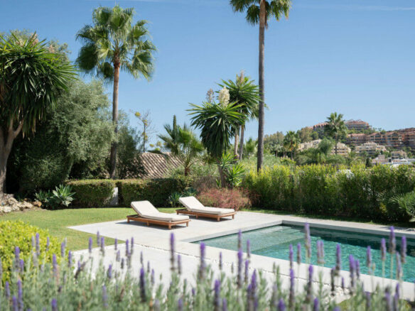 FOR SALE 🏡 Furnished Five-Bedroom Villa with Sea Views over Three Levels – Nueva Andalucía, Marbella 🇪🇸
