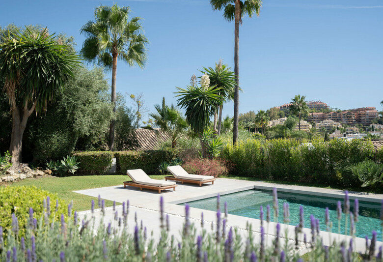 FOR SALE 🏡 Furnished Five-Bedroom Villa with Sea Views over Three Levels – Nueva Andalucía, Marbella 🇪🇸
