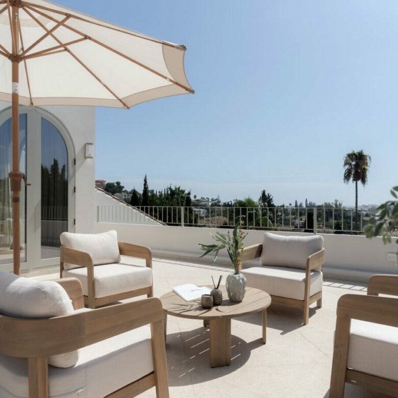 FOR SALE 🏡 Renovated Four-Bedroom Villa on a Double Plot with Sunset Views – Nueva Andalucía, Marbella 🇪🇸