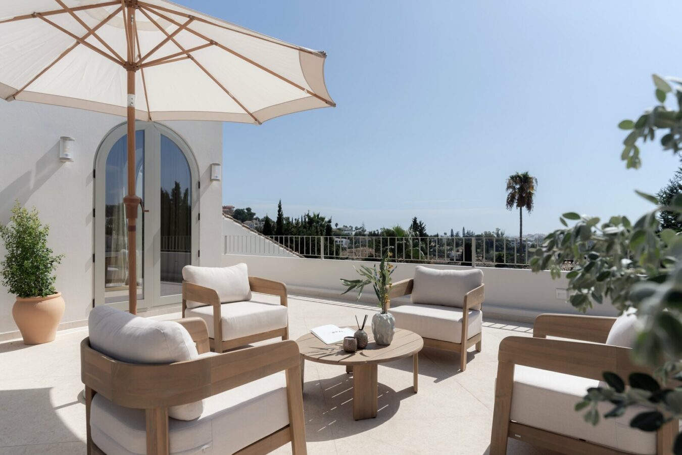 FOR SALE 🏡 Renovated Four-Bedroom Villa on a Double Plot with Sunset Views – Nueva Andalucía, Marbella 🇪🇸