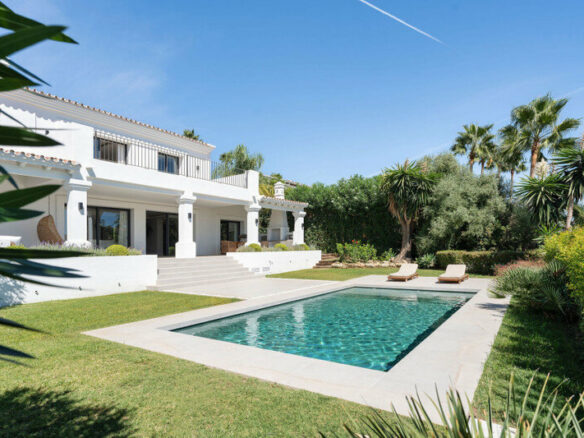 FOR SALE 🏡 Furnished Five-Bedroom Villa with Sea Views over Three Levels – Nueva Andalucía, Marbella 🇪🇸