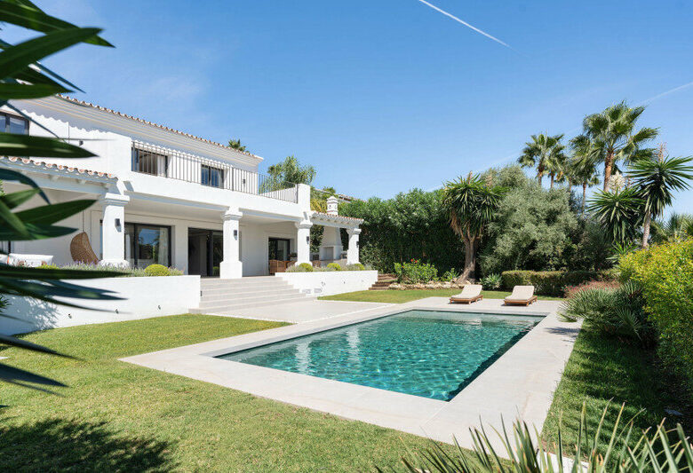 FOR SALE 🏡 Furnished Five-Bedroom Villa with Sea Views over Three Levels – Nueva Andalucía, Marbella 🇪🇸
