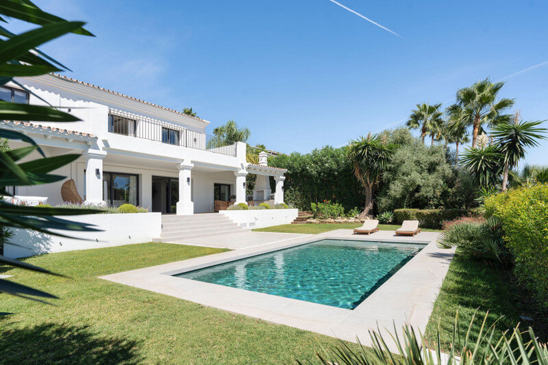 FOR SALE 🏡 Furnished Five-Bedroom Villa with Sea Views over Three Levels – Nueva Andalucía, Marbella 🇪🇸