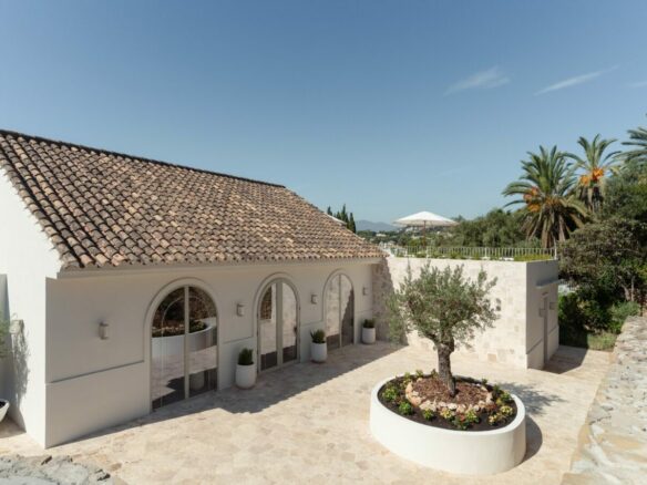 FOR SALE 🏡 Renovated Four-Bedroom Villa on a Double Plot with Sunset Views – Nueva Andalucía, Marbella 🇪🇸