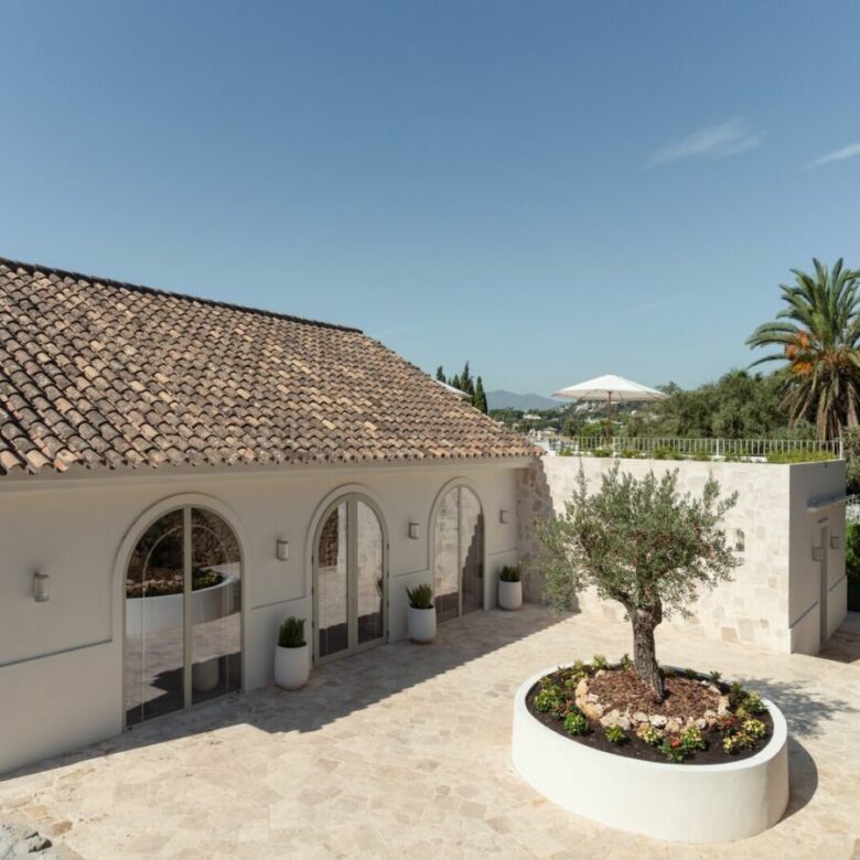 FOR SALE 🏡 Renovated Four-Bedroom Villa on a Double Plot with Sunset Views – Nueva Andalucía, Marbella 🇪🇸