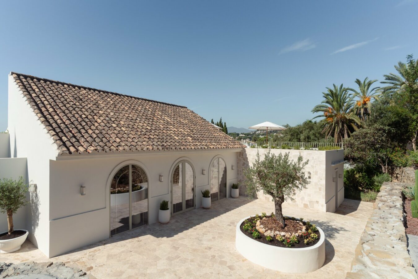 FOR SALE 🏡 Renovated Four-Bedroom Villa on a Double Plot with Sunset Views – Nueva Andalucía, Marbella 🇪🇸