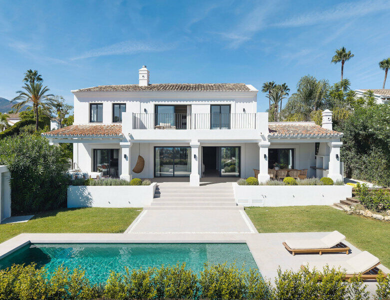 FOR SALE 🏡 Furnished Five-Bedroom Villa with Sea Views over Three Levels – Nueva Andalucía, Marbella 🇪🇸