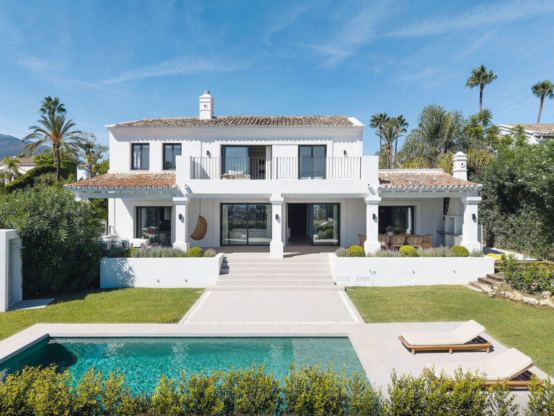 FOR SALE 🏡 Furnished Five-Bedroom Villa with Sea Views over Three Levels – Nueva Andalucía, Marbella 🇪🇸