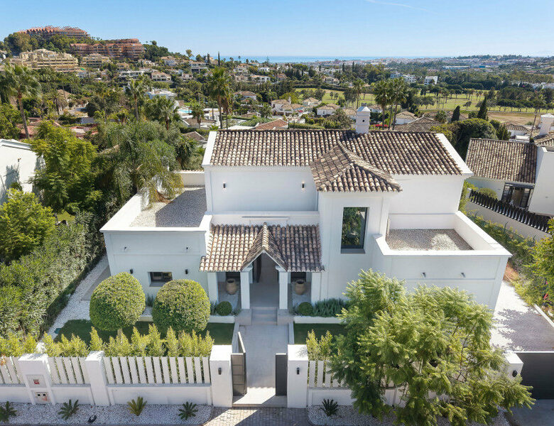 FOR SALE 🏡 Furnished Five-Bedroom Villa with Sea Views over Three Levels – Nueva Andalucía, Marbella 🇪🇸