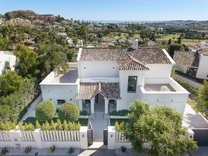 FOR SALE 🏡 Furnished Five-Bedroom Villa with Sea Views over Three Levels – Nueva Andalucía, Marbella 🇪🇸